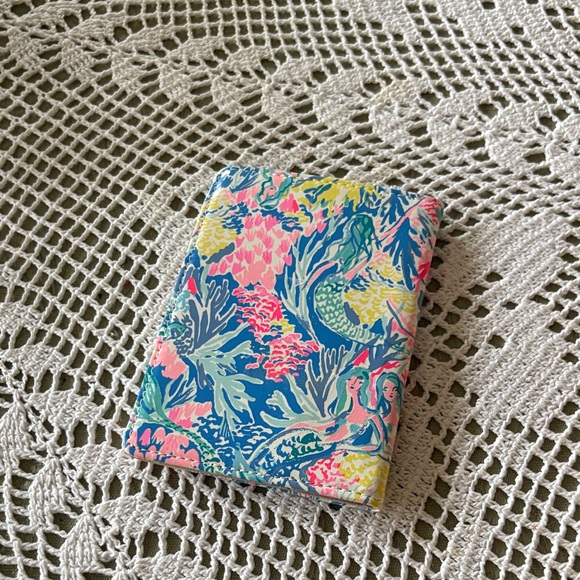 Lilly Pulitzer Blue and Pink Patterned Passport Holder. Never used. New - Picture 3 of 4